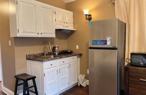 Downtown Niagara Falls Villa | Cozy room sleeping 4