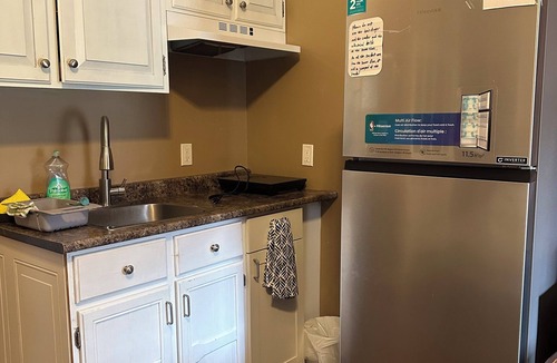 Downtown Niagara Falls Villa | Cozy room sleeping 4