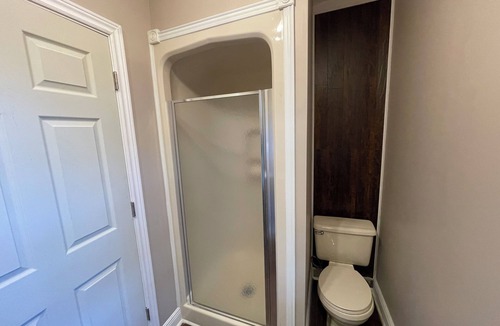Downtown Niagara Falls Villa | Cozy room sleeping 4