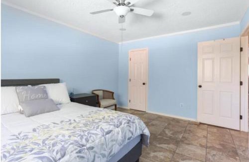 Woodlake - Briar Meadow House | Cozy Room with a Pool