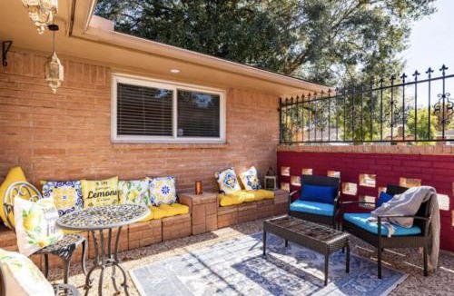 Woodlake - Briar Meadow House | Cozy Room with a Pool
