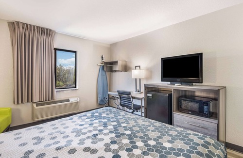 Lovington Hotel | Cozy Room with Easy Access to Downtown | Free Onsite Parking