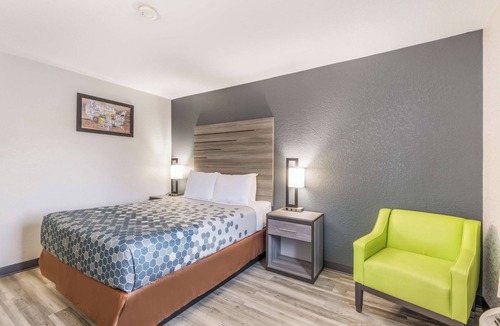 Lovington Hotel | Cozy Room with Easy Access to Downtown | Free Onsite Parking