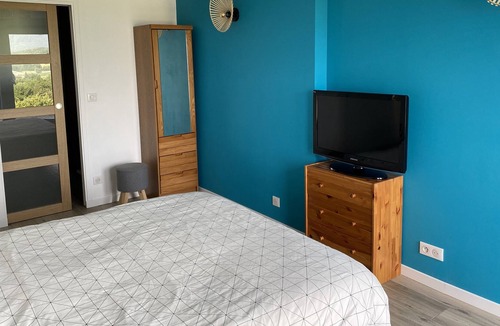 Pringy Bed & Breakfast | Cozy room with panoramic lake and mountain view