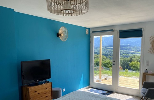 Pringy Bed & Breakfast | Cozy room with panoramic lake and mountain view