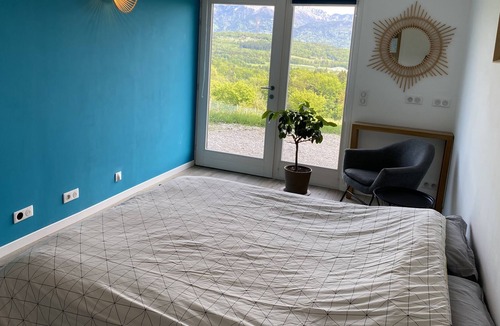 Pringy Bed & Breakfast | Cozy room with panoramic lake and mountain view