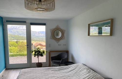 Pringy Bed & Breakfast | Cozy room with panoramic lake and mountain view