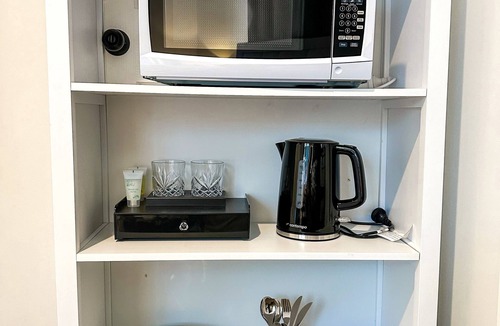 Forest Lake House | Cozy room with private bathroom