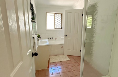 Forest Lake House | Cozy room with private bathroom