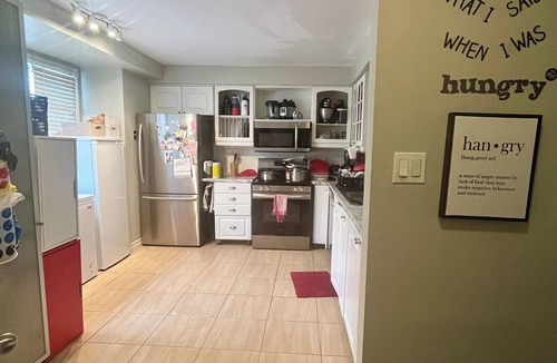 Hamilton House | Cozy Room With Private Washroom Conveniently Located On West Hamilton Mountain