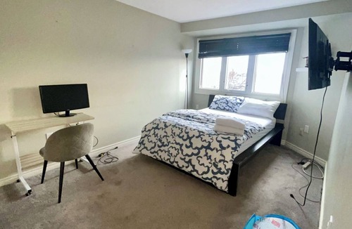 Hamilton House | Cozy Room With Private Washroom Conveniently Located On West Hamilton Mountain