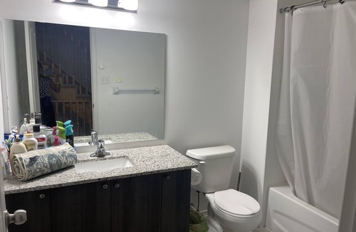 Oshawa House | Cozy Rooms in a great location by Durham College, Oshawa