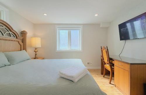 Richmond Hill House | Cozy Rooms in Bright Walkout Suite - Newly Renovated in 2026