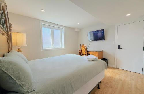 Richmond Hill House | Cozy Rooms in Bright Walkout Suite - Newly Renovated in 2026