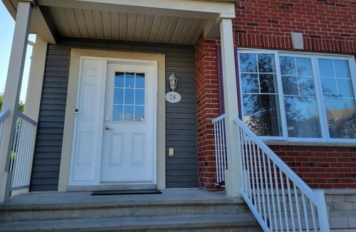 Chateauguay Condo | Cozy rooms in great condo townhouse!