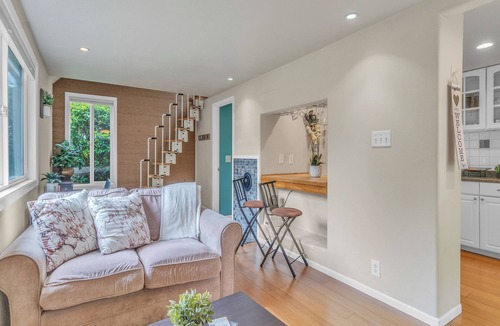 Southeast Salem Cottage | Cozy Rose Cottage in Salem