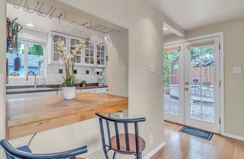 Southeast Salem Cottage | Cozy Rose Cottage in Salem