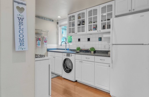 Southeast Salem Cottage | Cozy Rose Cottage in Salem