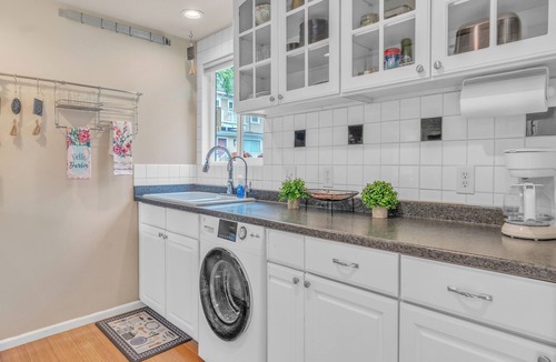 Southeast Salem Cottage | Cozy Rose Cottage in Salem