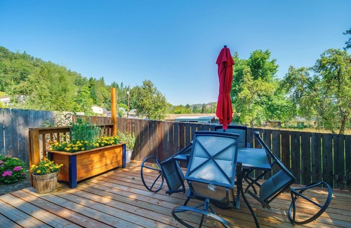 Roseburg House | Cozy Roseburg Home w/Fire Pit + Gas Grill!