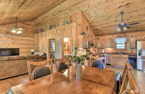 Se Ree Cabin | Cozy Roughriver Lakefront Cabin