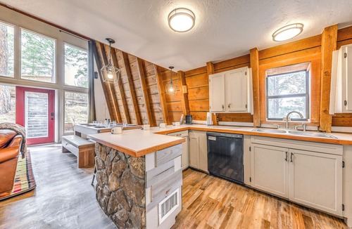 Ruidoso Cottage | Cozy Ruidoso Cabin Rental w/Private Hot Tub!