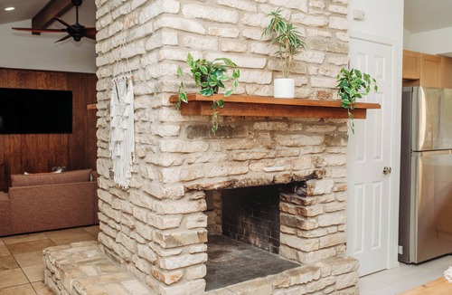 Austin House | Cozy Rustic Austin Retreat – just 15 min to Zilker Park & 17 min to downtown.