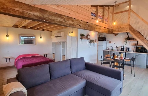 Pouilly-les-Feurs Cottage | Cozy Rustic Cabin for 4 - Pets Allowed