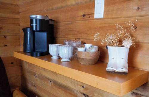 Pelham Cabin | Cozy Rustic Cabin Pondside - A Couples Getaway Central to Niagara