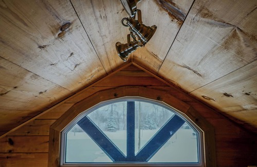 Pelham Cabin | Cozy Rustic Cabin Pondside - A Couples Getaway Central to Niagara