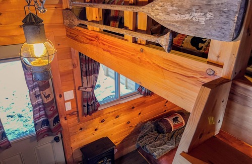 Pelham Cabin | Cozy Rustic Cabin Pondside - A Couples Getaway Central to Niagara