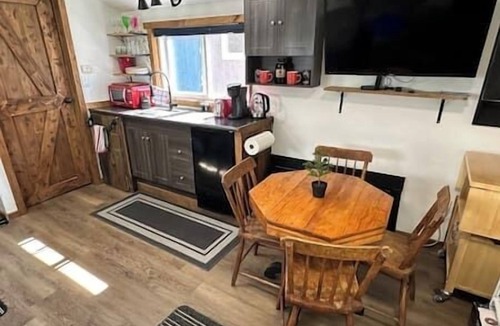 Valley Road Apartment | Cozy Rustic Cabin w/Hot Tub