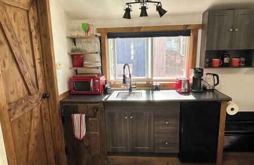 Valley Road Apartment | Cozy Rustic Cabin w/Hot Tub