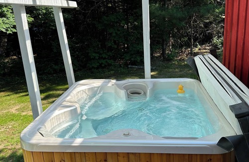 Valley Road Apartment | Cozy Rustic Cabin w/Hot Tub