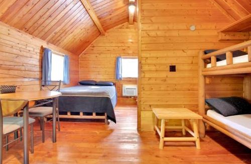 Bloomington House | Cozy Rustic Cabin with Views