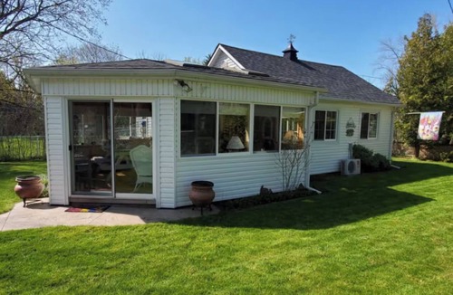Port Franks Cottage | Cozy, rustic cottage minutes to a private beach