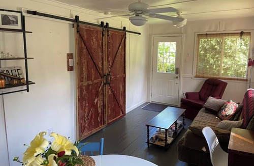 Port Franks Cottage | Cozy, rustic cottage minutes to a private beach