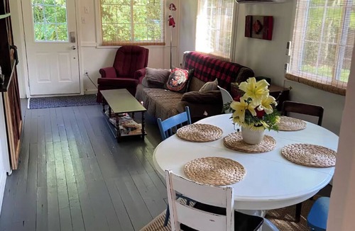 Port Franks Cottage | Cozy, rustic cottage minutes to a private beach