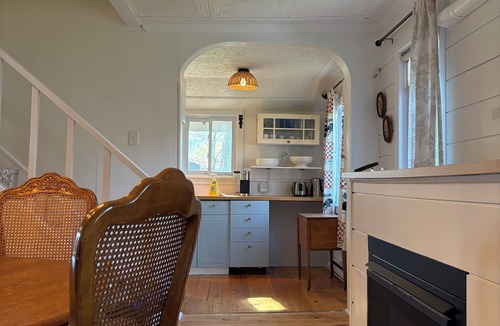Crystal Beach Cottage | Cozy rustic cottage by the beach