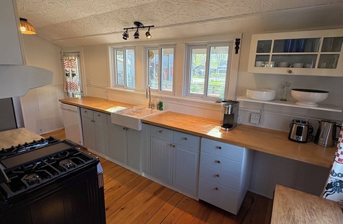 Crystal Beach Cottage | Cozy rustic cottage by the beach