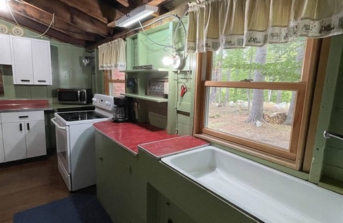 South Casco Cottage | Cozy rustic cottage with country charm