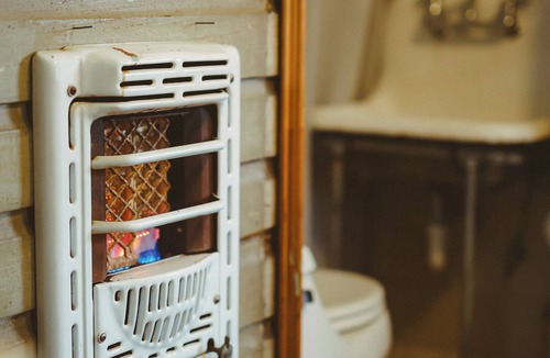 Greater East End Apartment | Cozy Rustic Sailors Room