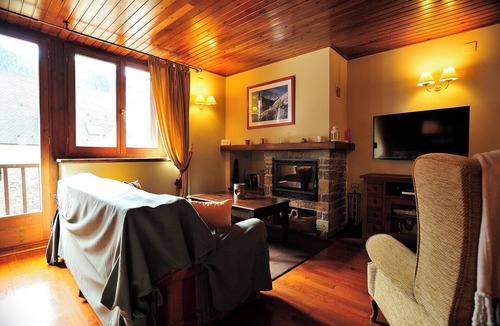 Garos Apartment | Cozy rustic-style apartment in Garòs near Baqueira by Eth Flòc
