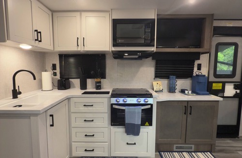 Spring Hill House | Cozy RV Retreat with Private Hot Tub and Fenced Yard