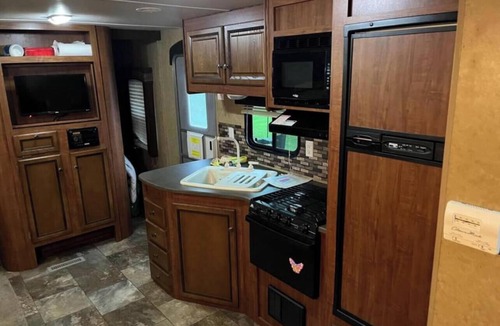 Brewerton House | Cozy RV with 2 bedrooms and WiFi, AC in Welcoming Brewerton