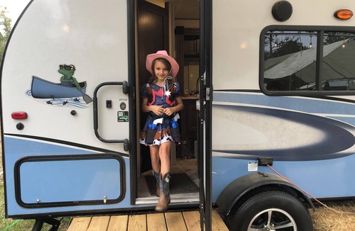 Geneva House | Cozy RV with AC, washer and dryer WiFi in Beautiful Geneva
