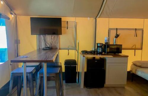 Fentress House | Cozy Safari Tent with Barbecue in Staples, Texas