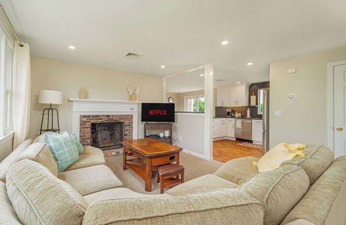 Sagamore Beach House | Cozy Sagamore Beach House