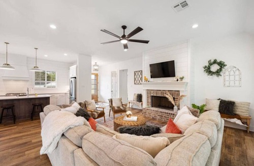 New Ulm House | Cozy, sassy & fun! NEW modern farmhouse!