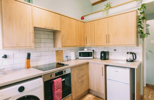 East Dereham Apartment | Cozy Scarning Apartment for Three